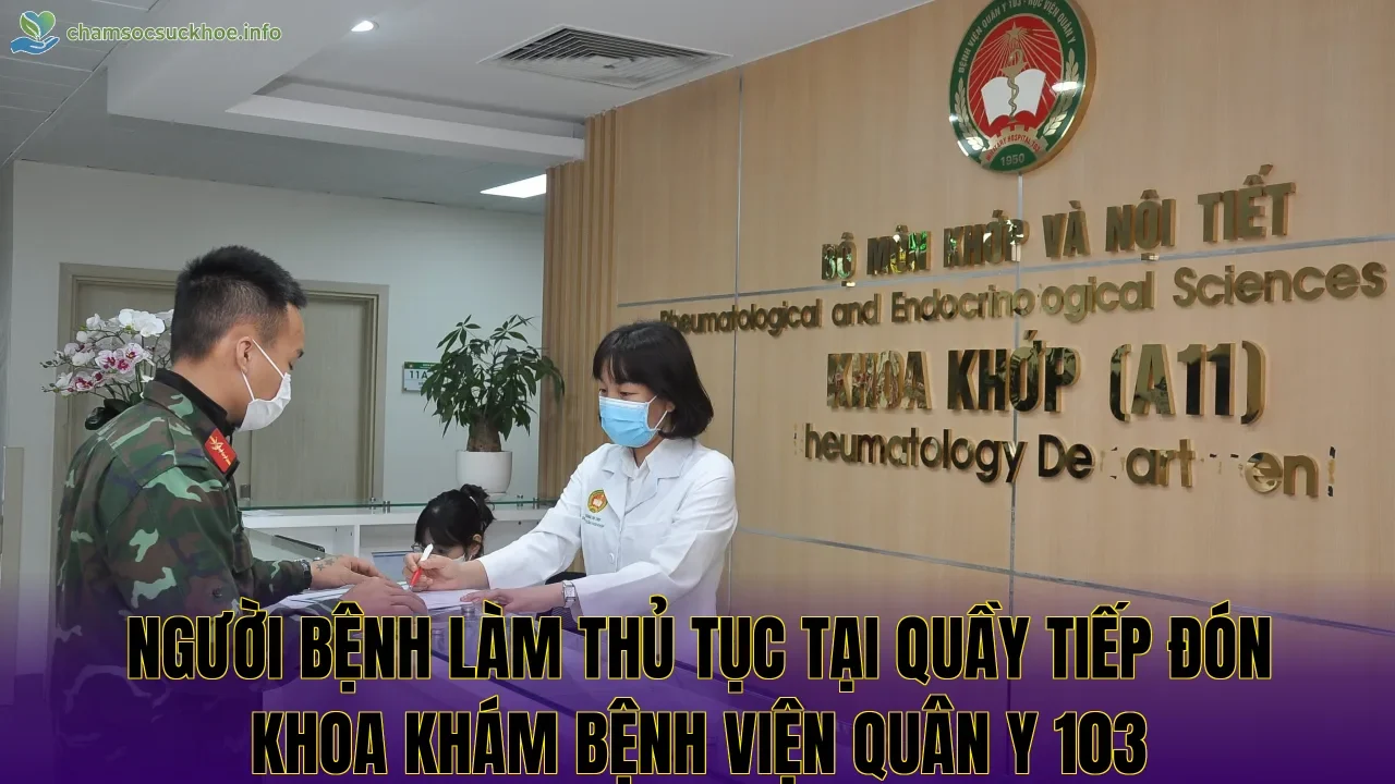 Người bệnh làm thủ tục tại quầy tiếp đón khoa khám Bệnh viện Quân y 103